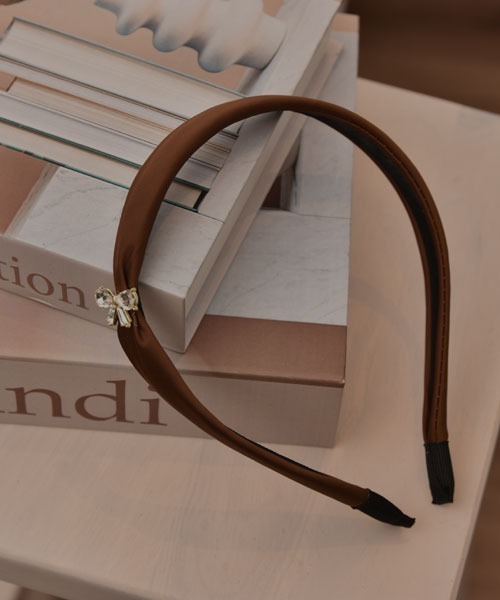 VIBGYOR Women（ヴィブジョー　ウィメン）の「【resonance】リボンモチーフモチーフ サテン カチューシャ（カチューシャ・レディース・ブラック/ブラウン・FREE）」の7枚目の写真