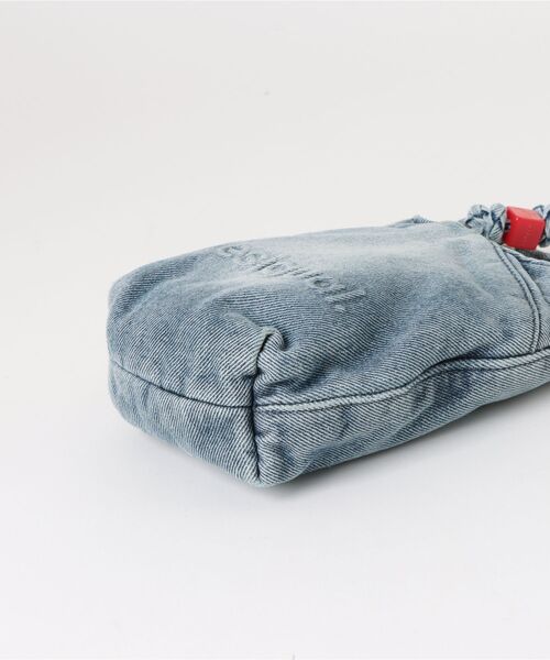 Desigual（デシグアル）の「チャーム付き エンボスロゴ デニムクロスボディバッグ（ショルダーバッグ・レディース・ブルー・FREE）」の2枚目の写真