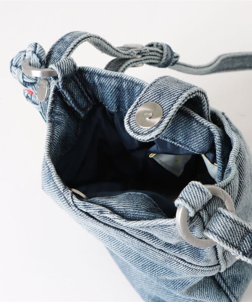 Desigual（デシグアル）の「チャーム付き エンボスロゴ デニムクロスボディバッグ（ショルダーバッグ・レディース・ブルー・FREE）」の3枚目の写真