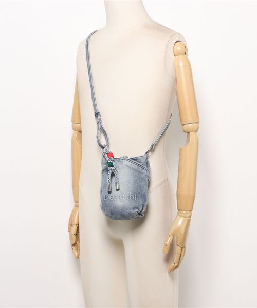 Desigual（デシグアル）の「チャーム付き エンボスロゴ デニムクロスボディバッグ（ショルダーバッグ・レディース・ブルー・FREE）」の4枚目の写真