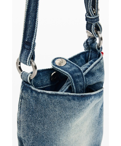 Desigual（デシグアル）の「チャーム付き エンボスロゴ デニムクロスボディバッグ（ショルダーバッグ・レディース・ブルー・FREE）」の6枚目の写真