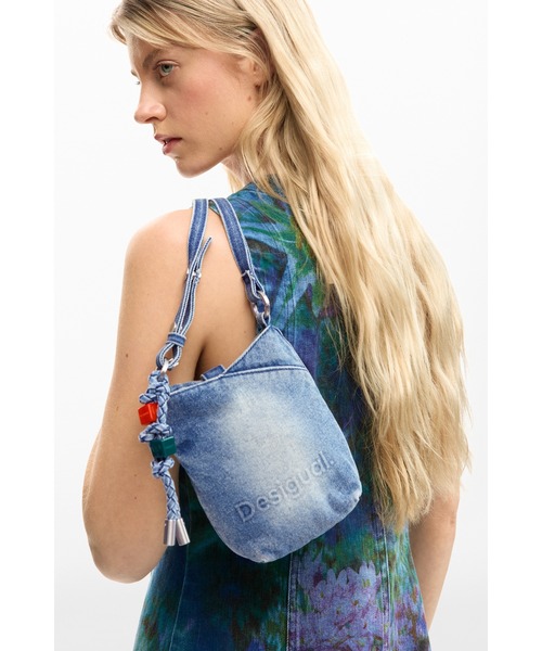 Desigual（デシグアル）の「チャーム付き エンボスロゴ デニムクロスボディバッグ（ショルダーバッグ・レディース・ブルー・FREE）」の7枚目の写真