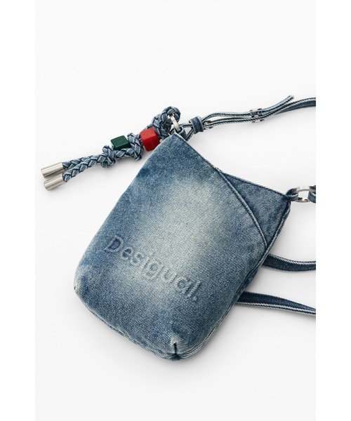 Desigual（デシグアル）の「チャーム付き エンボスロゴ デニムクロスボディバッグ（ショルダーバッグ・レディース・ブルー・FREE）」の8枚目の写真
