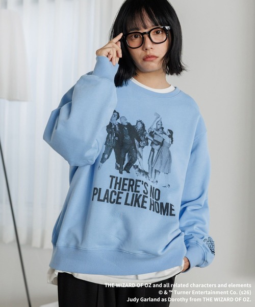 PAGEBOY(ページボーイ)の「《UNISEX》フォトスウェット【PBLIM/オズの魔法使】(スウェット・レディース・グレー/チャコールグレー/ライトブルー・MEDIUM/LARGE)」の3枚目の写真