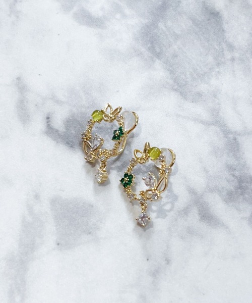 yu-ka(ユーカ)の「YU-KA:フラワーリースイヤリング flower wreathe earring(イヤリング・レディース・ゴールド・FREE)」の3枚目の写真