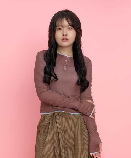 Nora Lily elle(ノラリリーエル)の「【Nora Lily】「elle」Double-Layer Bicolor Henley Top(Tシャツ/カットソー・レディース・グレー/ダークグレー/ブラウン/ホワイト・FREE)」の4枚目の写真