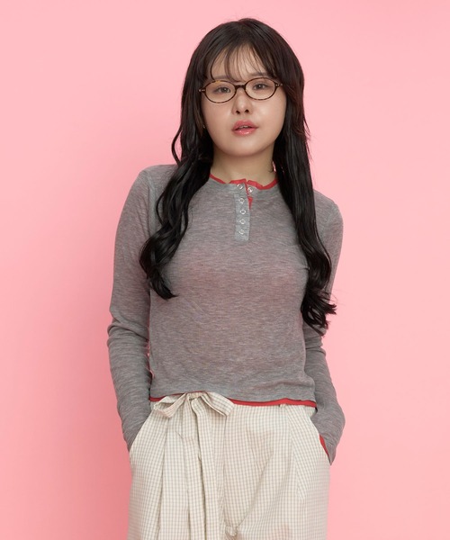Nora Lily elle(ノラリリーエル)の「【Nora Lily】「elle」Double-Layer Bicolor Henley Top(Tシャツ/カットソー・レディース・グレー/ダークグレー/ブラウン/ホワイト・FREE)」の2枚目の写真