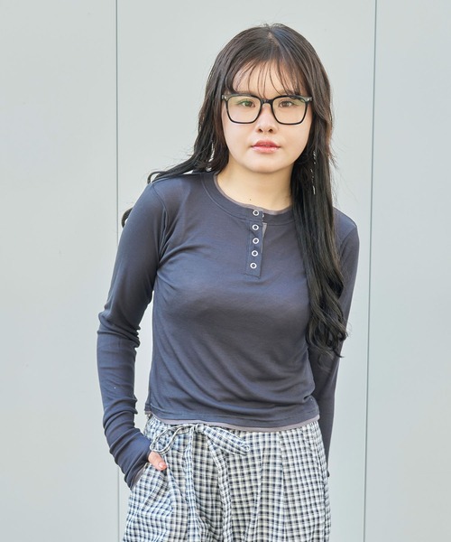 Nora Lily elle(ノラリリーエル)の「【Nora Lily】「elle」Double-Layer Bicolor Henley Top(Tシャツ/カットソー・レディース・グレー/ダークグレー/ブラウン/ホワイト・FREE)」の3枚目の写真