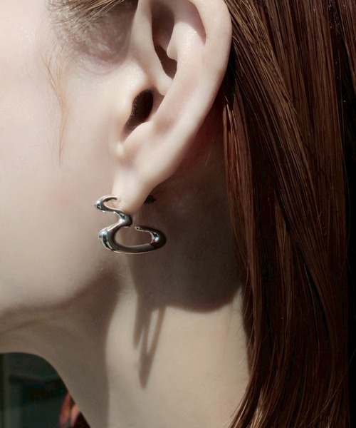 Soierie（ソワリー）の「バーチャル フック フープ ピアス /  Virtual hook hoop pierce（ピアス（両耳用）・レディース・ゴールド/シルバー・FREE）」の2枚目の写真