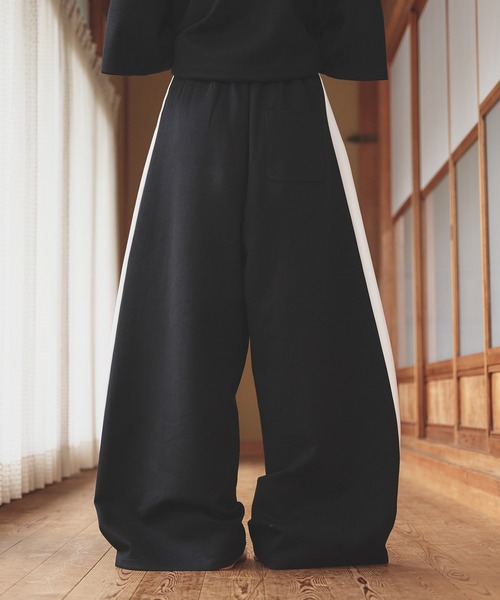 狐独(コドク)の「カーブライントラックパンツ(その他パンツ・メンズ・オフホワイト/ブラック・LARGE/MEDIUM/SMALL)」の7枚目の写真
