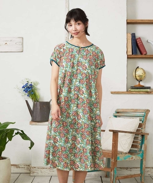 Jocomomola(ホコモモラ)の「Dorotea フラワープリントワンピース(ワンピース・レディース・アイボリー/ネイビー・40)」の1枚目の写真