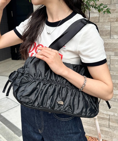 THE NORTH FACE(ザノースフェイス)の「【国内未発売】THE NORTH FACE(ザ・ノースフェイス)/ショルダートートバッグ ギャザーデザイン ロゴプレート/BONNEY SR SHOULDER TOTE(ショルダーバッグ・レディース・ブラック/ライトグレー・FREE)」の1枚目の写真