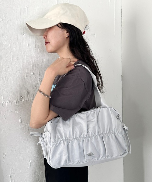 THE NORTH FACE(ザノースフェイス)の「【国内未発売】THE NORTH FACE(ザ・ノースフェイス)/ショルダートートバッグ ギャザーデザイン ロゴプレート/BONNEY SR SHOULDER TOTE(ショルダーバッグ・レディース・ブラック/ライトグレー・FREE)」の6枚目の写真