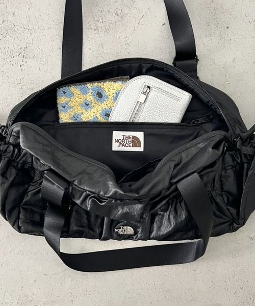 THE NORTH FACE(ザノースフェイス)の「【国内未発売】THE NORTH FACE(ザ・ノースフェイス)/ショルダートートバッグ ギャザーデザイン ロゴプレート/BONNEY SR SHOULDER TOTE(ショルダーバッグ・レディース・ブラック/ライトグレー・FREE)」の16枚目の写真