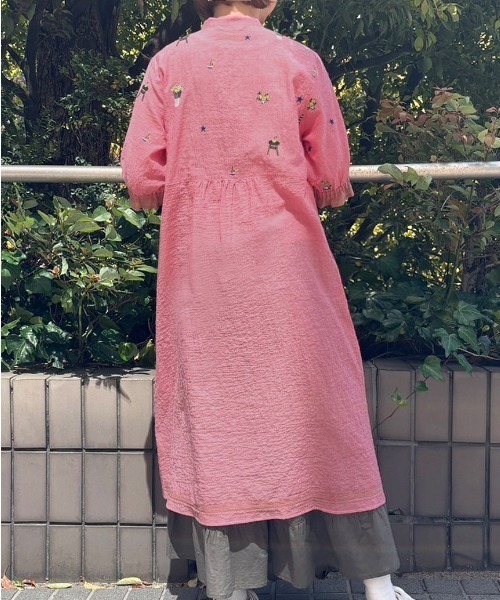 SUPER HAKKA（スーパーハッカ）の「SUPER　HAKKA×マツモトヨーコ　先染めシャンブレー「Lovely　things」刺繍ワンピース（前開き）（ワンピース・レディース・ブルー/レッド・FREE）」の4枚目の写真
