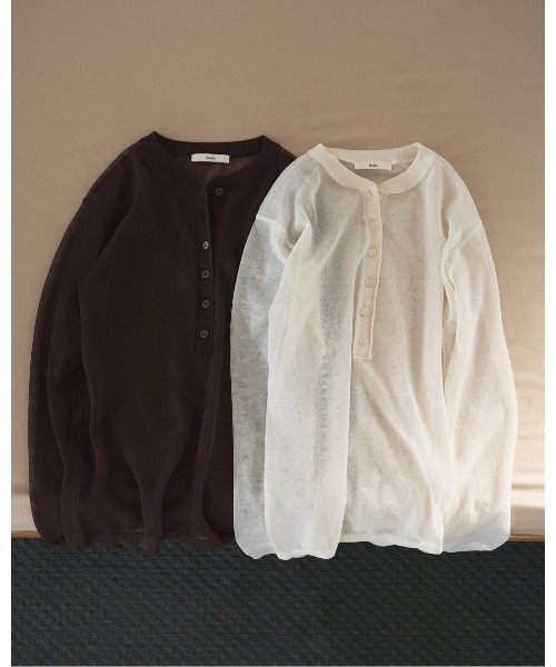 anuke(アンヌーク)の「anuke Sheer Henley Knit(ニット/セーター・レディース・ダークブラウン/オフホワイト・FREE)」の4枚目の写真