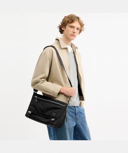 COACH（コーチ）の「メッセンジャー・シグネチャー ナイロン（メッセンジャーバッグ・メンズ・ブラック系その他・ONE）」の6枚目の写真