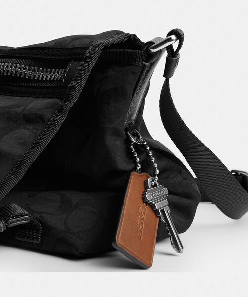 COACH（コーチ）の「メッセンジャー・シグネチャー ナイロン（メッセンジャーバッグ・メンズ・ブラック系その他・ONE）」の7枚目の写真