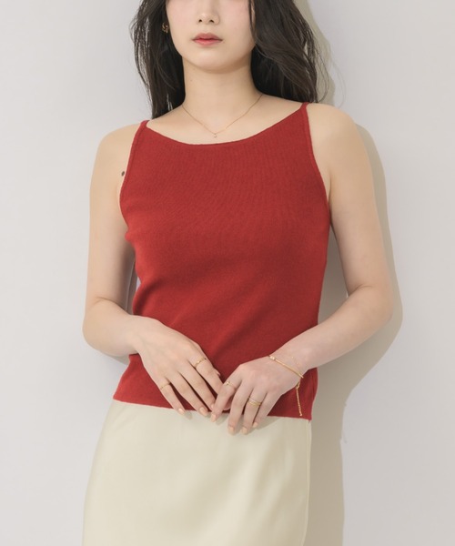 NEUNA(ヌナ)の「【夏から秋へ、季節をつなぐ一着。】ボートネックニットキャミ(キャミソール・レディース・ブラック/レッド/アイボリー・FREE)」の1枚目の写真