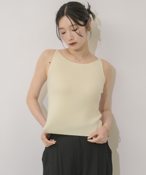 NEUNA(ヌナ)の「【夏から秋へ、季節をつなぐ一着。】ボートネックニットキャミ(キャミソール・レディース・ブラック/レッド/アイボリー・FREE)」の2枚目の写真