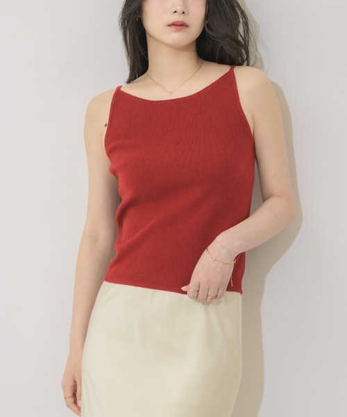 NEUNA(ヌナ)の「【夏から秋へ、季節をつなぐ一着。】ボートネックニットキャミ(キャミソール・レディース・ブラック/レッド/アイボリー・FREE)」の5枚目の写真