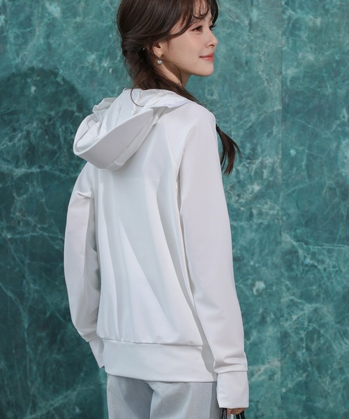 TeddyShop(テディショップ)の「【UVカット率99.9%以上/UPF50+/フード&フェイスガード搭載】長袖サムホール付きジップアップラッシュガードトップス レディース水着(ラッシュガード・レディース・ネイビー/ホワイト/ブラック・S/M/L)」の14枚目の写真