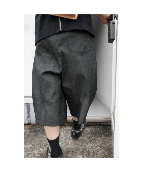 SHINYAKOZUKA（シンヤコヅカ）の「BAGGY SHORTS（その他パンツ・メンズ・ブラック・MEDIUM/X-SMALL/SMALL/X-LARGE/LARGE）」の3枚目の写真
