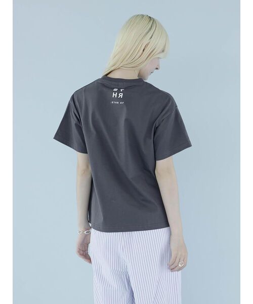 :ETHROF（イーサオブ）の「TIME LOGO PRINT T-SHIRT（Tシャツ/カットソー・レディース・グレー系/ホワイト・FREE）」の6枚目の写真