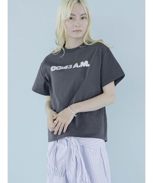 :ETHROF（イーサオブ）の「TIME LOGO PRINT T-SHIRT（Tシャツ/カットソー・レディース・グレー系/ホワイト・FREE）」の2枚目の写真