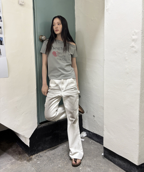 DEFGARMENTS(デフグラメンツ)の「WASHED BUCKLE FLARE DENIM (WHITE)(デニムパンツ・レディース・その他・SMALL/MEDIUM/LARGE)」の2枚目の写真