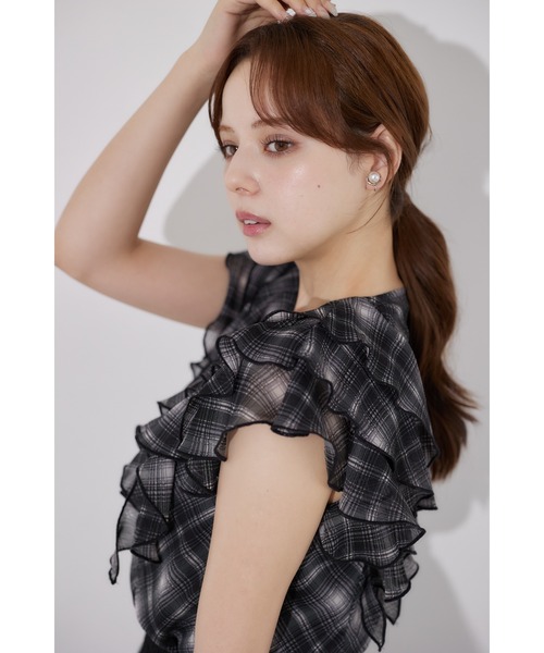 tocco closet（トッコ　クローゼット）の「ハート釦シャドーチェックラッフルフリルブラウス（シャツ/ブラウス・レディース・ブラック/モカ・M）」の3枚目の写真