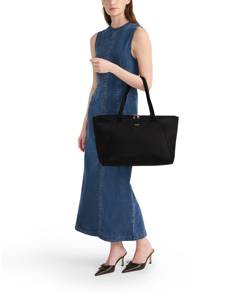 TUMI(トゥミ)の「VOYAGEUR ジャスト・イン・ケース・ミディアム・トート(トートバッグ・レディース・グリーン系その他・FREE)」の2枚目の写真