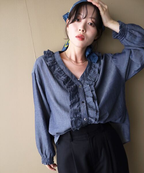 le.coeur blanc(ルクールブラン)の「Vネックフリルデニムブラウス(シャツ/ブラウス・レディース・ネイビー/ブルー・38)」の21枚目の写真