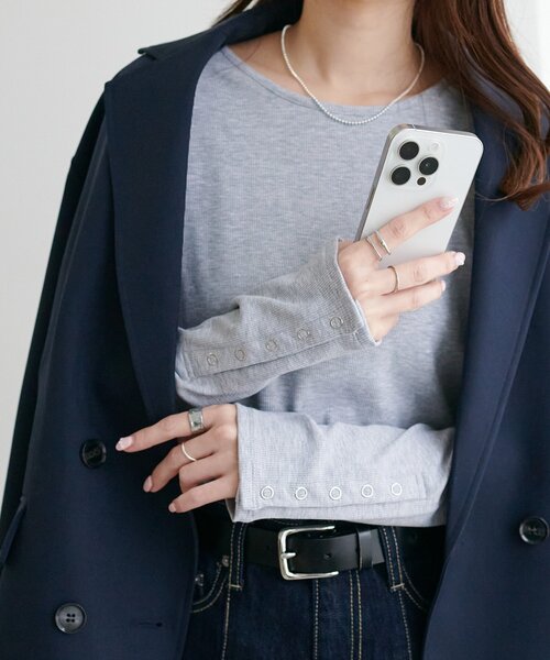 DISCOAT(ディスコート)の「リブ袖口ボタンロングスリーブ《WEB限定カラーあり》(Tシャツ/カットソー・レディース・ライトグレー/ブラック/ネイビー/グレー/ブラウン/レッド/モカ/ブルー系その他/アイボリー/グリーン系・FREE)」の4枚目の写真