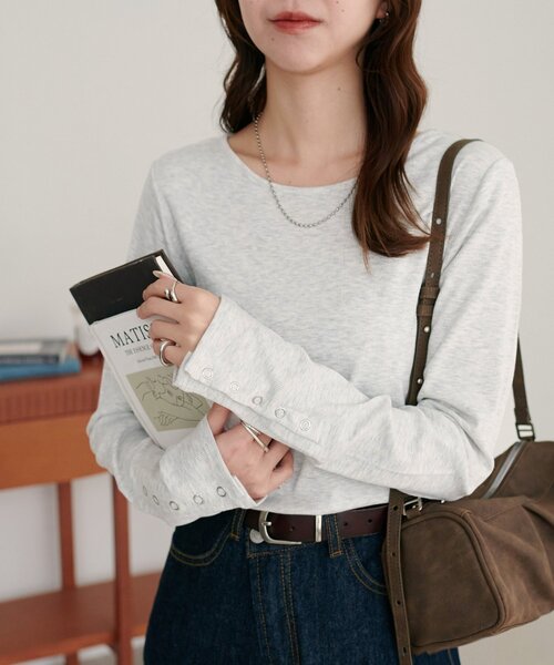 DISCOAT(ディスコート)の「リブ袖口ボタンロングスリーブ《WEB限定カラーあり》(Tシャツ/カットソー・レディース・ライトグレー/ブラック/ネイビー/グレー/ブラウン/レッド/モカ/ブルー系その他/アイボリー/グリーン系・FREE)」の3枚目の写真