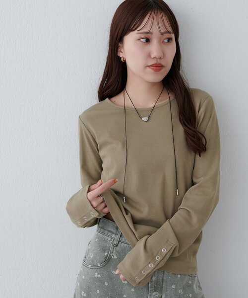 DISCOAT(ディスコート)の「リブ袖口ボタンロングスリーブ《WEB限定カラーあり》(Tシャツ/カットソー・レディース・ライトグレー/ブラック/ネイビー/グレー/ブラウン/レッド/モカ/ブルー系その他/アイボリー/グリーン系・FREE)」の17枚目の写真