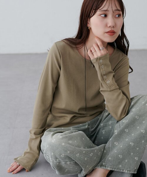 DISCOAT(ディスコート)の「リブ袖口ボタンロングスリーブ《WEB限定カラーあり》(Tシャツ/カットソー・レディース・ライトグレー/ブラック/ネイビー/グレー/ブラウン/レッド/モカ/ブルー系その他/アイボリー/グリーン系・FREE)」の18枚目の写真