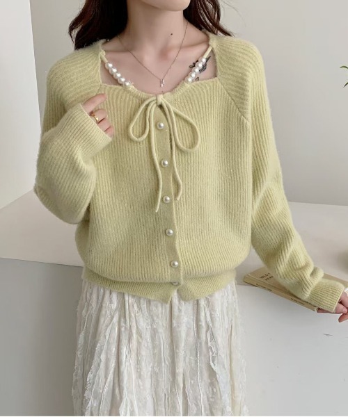 &soiree(アンドソワレ)の「ネックパール付きフロントリボンワイドリブニットカーディガン(カーディガン/ボレロ・レディース・オフホワイト/グレー/ブルー/パープル/イエロー/ピンク/レッド・FREE)」の5枚目の写真