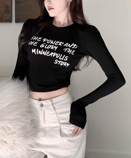Pittok(ピットク)の「クロップド丈 英文字プリント柄長袖ロングTシャツ(Tシャツ/カットソー・レディース・グレー/ブラック・MEDIUM)」の3枚目の写真