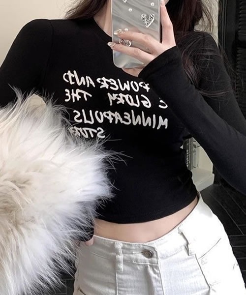 Pittok(ピットク)の「クロップド丈 英文字プリント柄長袖ロングTシャツ(Tシャツ/カットソー・レディース・グレー/ブラック・MEDIUM)」の6枚目の写真
