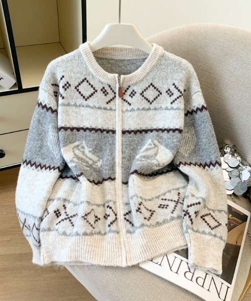 AMAJI(アマジ)の「フェアアイル柄 カシミヤ混 ウール ニットカーディガン(カーディガン/ボレロ・レディース・グレー/ベージュ/ブラウン・FREE)」の3枚目の写真