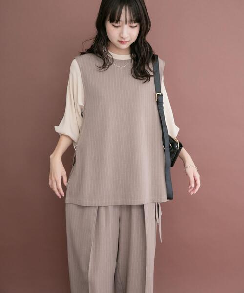 ITEMS URBANRESEARCH(アイテムズ アーバンリサーチ)の「ピンストライプベストパンツセット(セットアップ・レディース・ベージュ/チャコールグレー・FREE)」の2枚目の写真