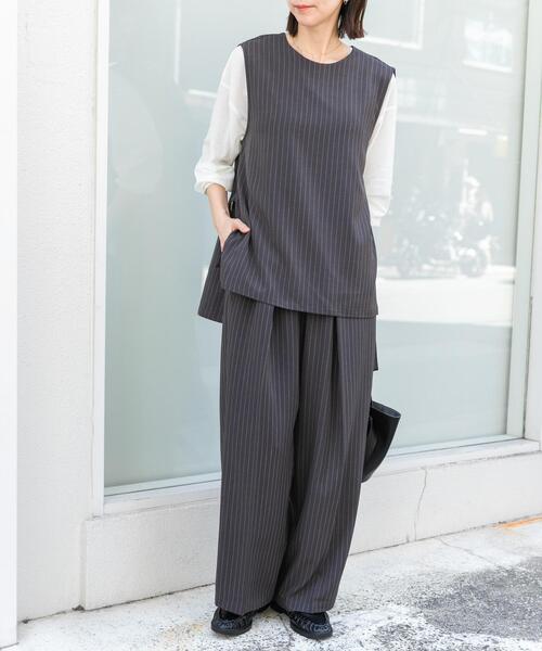 ITEMS URBANRESEARCH(アイテムズ アーバンリサーチ)の「ピンストライプベストパンツセット(セットアップ・レディース・ベージュ/チャコールグレー・FREE)」の1枚目の写真