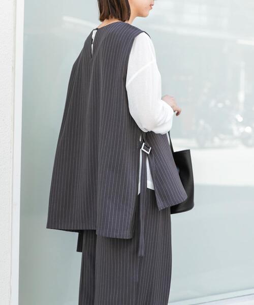 ITEMS URBANRESEARCH(アイテムズ アーバンリサーチ)の「ピンストライプベストパンツセット(セットアップ・レディース・ベージュ/チャコールグレー・FREE)」の3枚目の写真