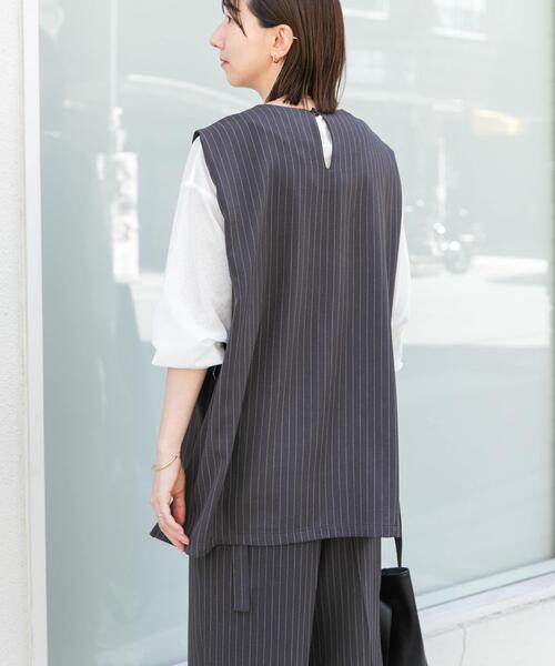 ITEMS URBANRESEARCH(アイテムズ アーバンリサーチ)の「ピンストライプベストパンツセット(セットアップ・レディース・ベージュ/チャコールグレー・FREE)」の4枚目の写真