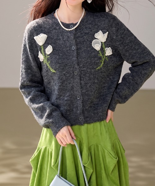 LUCPY(ラクピー)の「立体フラワー刺繍ニットカーディガン(カーディガン/ボレロ・レディース・ダークグレー・FREE)」の2枚目の写真