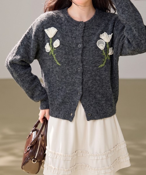 LUCPY(ラクピー)の「立体フラワー刺繍ニットカーディガン(カーディガン/ボレロ・レディース・ダークグレー・FREE)」の3枚目の写真