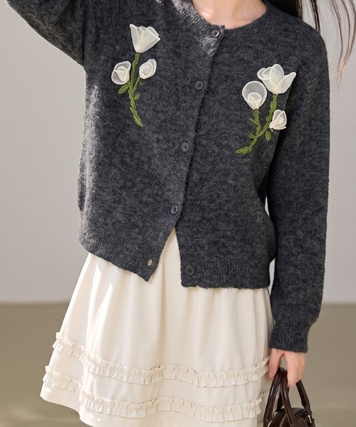 LUCPY(ラクピー)の「立体フラワー刺繍ニットカーディガン(カーディガン/ボレロ・レディース・ダークグレー・FREE)」の4枚目の写真