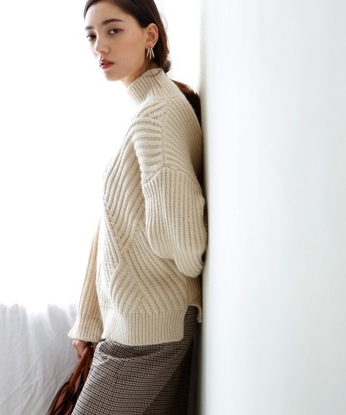 marjour（マージュール）の「DIAGONAL LIB KNIT（ニット/セーター・レディース・アイボリー/グレイッシュベージュ/ベージュ・M/MEDIUM）」の20枚目の写真
