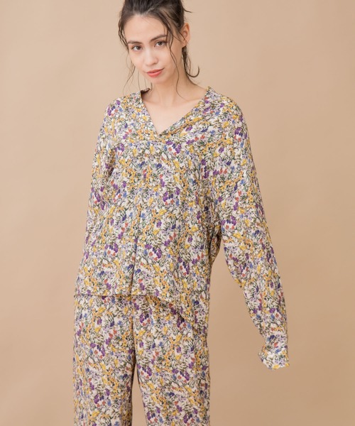 Munich（ミューニック）の「フラワープリントキーネックブラウス（シャツ/ブラウス・レディース・ブラック/ブルー/キナリ・FREE）」の2枚目の写真